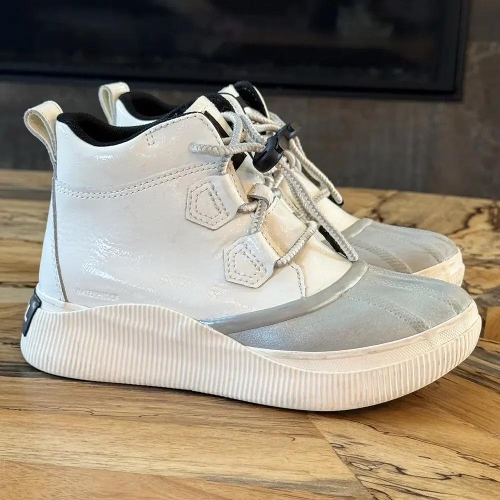 Sorel Kids Out N About IV Classic Waterproof Boots White Silver Size 4 Youth